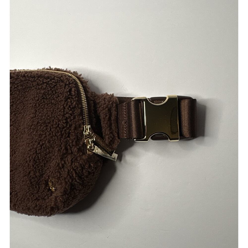 Lululemon Everywhere Belt Bag Fleece Brown - Picture 4 of 7